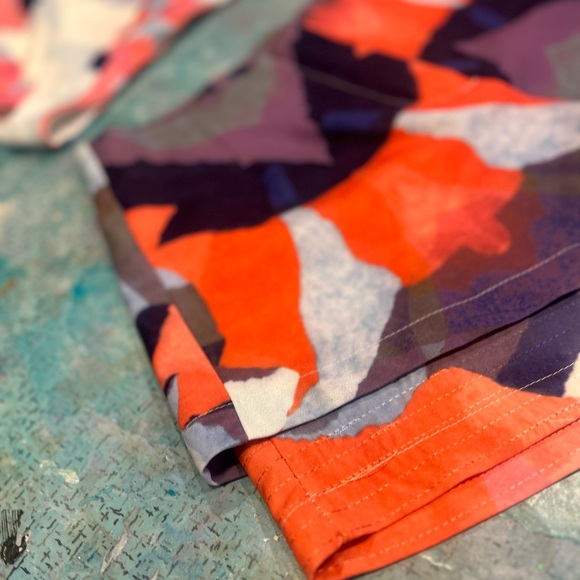 Modern Abstract Short Set - Picture 4 of 14